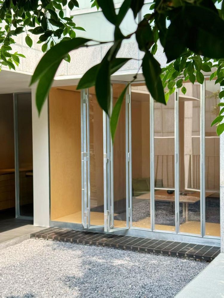 Bifold care se prăbușește ușile din sticlă